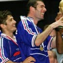 Francúz Marcel Desailly (vpravo) bozkáva trofej. Uprostred Zinedine Zidane a Bixente Lizarazu vpravo sa prizerajú.