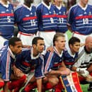 Majstri sveta! Vzadu zľava: Stephane Guivarch, Laurent Blanc, Lilian Thuram, Marcel Desailly, Emmanuel Petit, Zinedine Zidane. Vpredu zľava: Thierry Henry, Youri Djorkaeff, Didier Deschamps, Bixente Lizarazu a brankár Fabien Barthez.