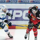 Na snímke zľava Filip Bajtek (Nitra) a Roman Faith (Banská Bystrica) v zápase 11. kola hokejovej Tipos extraligy medzi HK Nitra a HC Banská Bystrica.