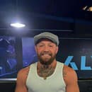 Slávny bojovník Conor McGregor vymenil rukavice za kopačky.