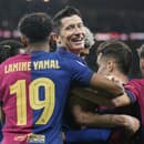 Futbalista FC Barcelona Robert Lewandowski (uprostred) sa teší so spoluhráčmi z gólu počas finálového zápasu.