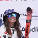 Američanka Lauren Macugová  sa teší na pódiu po triumfe v Super-G žien Svetového pohára alpských lyžiarok v rakúskom stredisku St. Anton.