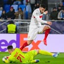 Na snímke brankár Dominik Takáč (Slovan) a Deniz Undav (Stuttgart) v zápase 7. kola ligovej fázy Ligy majstrov vo futbale Slovan Bratislava - VfB Stuttgart. 