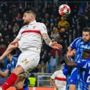 Na snímke v popredí zľava Jeff Chabot (Stuttgart) a Kevin Wimmer (Slovan) v zápase 7. kola ligovej fázy Ligy majstrov vo futbale Slovan Bratislava - VfB Stuttgart.