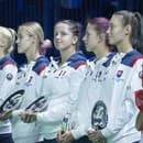 Na snímke slovenské tenistky sprava Tereza Mihalíková, Renáta Jamrichová, Viktória Hrunčáková, Anna Karolína Schmiedlová, Rebecca Šramková a kapitán slovenského tímu Matej Lipták pózujú s trofejami.