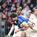 Na snímke sprava Thomas Müller (Bayern) a kapitán Guram Kašia (Slovan) bojujú o loptu počas zápasu.