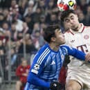 Na snímke sprava Aleksandar Pavlovič (Bayern) a David Strelec (Slovan) bojujú o loptu.