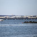 Na snímke, ktorú poskytla americká pobrežná stráž, posádka na zásahovom člne zabezpečuje bezpečnostnú zónu okolo vraku havarovaného lietadla na rieke Potomac vo Washingtone.