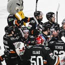 Na snímke hokejisti Košíc sa tešia z výhry 3:2 po predĺžení a samostatných nájazdoch po šlágri 43. kola hokejovej Tipos extraligy HC Košice -  HC Slovan Bratislava.