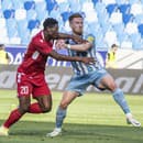 Vpravo Lucas Lovat (Slovan) a vľavo Rahim Ibrahim (Trenčín) v súboji.