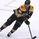 Český útočník David Pastrňák žiari v drese Boston Bruins.