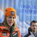 Na snímke slovenská reprezentantka v zjazdovom lyžovaní Petra Vlhová sa usmieva počas tlačovej besedy pri príležitosti odpočítavania jedného roka do začiatku zimných olympijských hier 2026. 