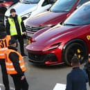 Veľkolepý príchod Petra Sagana na autogramiádu v Michalovciach, doviezol sa na červenom Ferrari