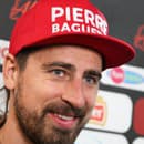 Peter Sagan sa usmieva po zápase Tím Východ - Tím Západ na hokejovej exhibícii All Star Legendy 2025 v Michalovciach