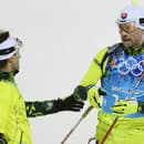 Slovenskí biatlonisti Matej Kazár (vpravo) a Pavol Hurajt v cieli v mixe štafiet. 