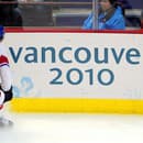 Martin Erat (vpravo) v súboji s Pavlom Demitrom na ZOH 2010 vo Vancouveri.