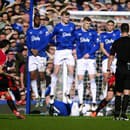 Hráč Manchestru United Bruno Fernandes strieľa gól do bránky Evertonu. 