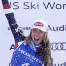 Mikaela Shiffrinová oslavuje po zisku historickej méty. 