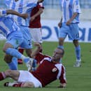 Na snímke z roku 2008 Rogerio Gaucho (Slovan) v súboji s Tomášom Pančíkom.