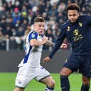 Slovenský futbalista Tomáš Suslov (vľavo) z Hellasu Verona a Weston McKennie z Juventusu.