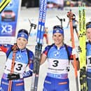 Francúzska biatlonistka Julia Simonová (uprostred) pózuje po triumfe v stíhacích pretekoch žien na 10 km.