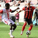 Na snímke sprava futbalista Trnavy Róbert Pich a hráč Trenčína Emmanuel Uchegbu bojujú o loptu 