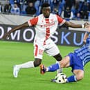 Na snímke vľavo Emmanuel Uchegbu (Trenčín) a vpravo Artur Gajdoš (Slovan)