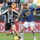 Slovenský hráč Verony Ondrej Duda (vpravo) bojuje o loptu s Martinom Payerom z Udinese v zápase talianskej ligy Serie A Udinese Calcio - Hellas Verona