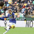 Slovenský hráč Verony Ondrej Duda (vpravo) skóruje v zápase talianskej ligy Serie A Udinese Calcio - Hellas Verona 