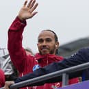 Lewis Hamilton debutoval vo farbách Ferrari