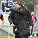 Tréner Trnavy Michal Gašparík a vľavo Martin Mikovič počas stretnutia 2. kola nadstavbovej časti Niké ligy skupiny o titul ŠK Slovan Bratislava - FC Spartak Trnava