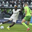 Nigerijský futbalista Victor Boniface (vľavo) v službách Bayernu Leverkusen. 