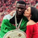 Victor Boniface a  Rikke Hermine Jensenová počas osláv titulu Bayernu Leverkusen.