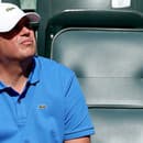 Slovenský tréner Vladimír Pláteník sleduje z hľadiska svoju zverenkyňu Emmu Raducanuovú na turnaji v Indian Wells.