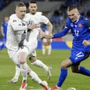 Na snímke slovenský futbalista Lukáš Haraslín (vpravo) a slovinský futbalista Žan Karničnik (vľavo) bojujú o loptu v prvom zápase play off o postup do B-divízie Ligy národov Slovensko - Slovinsko.