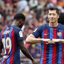 Hráč Barcelony Robert Lewandowski oslavuje po tom, ako strelil úvodný gól vo futbalovom zápase španielskej ligy La Liga FC Barcelona - Elche CF. 
