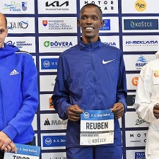 Favoriti Reuben Kiprop Kerio (v strede) a Aychew Bantie Dessie (vpravo).
