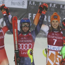 Na snímke sprava slovenská lyžiarka Petra Vlhová, Američanka Mikaela Shiffrinová a Švajčiarka Wendy Holdenerová.