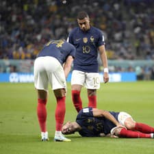 Francúzsky hráč Lucas Hernandez leží zranený na zemi vo futbalovom zápase D-skupiny Francúzsko - Austrália na MS 2022.