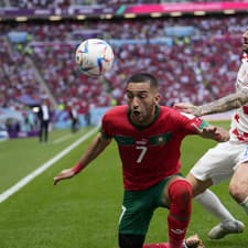 Hakim Ziyech (vľavo) a Marcelo Brožovič bojujú v zápase Maroko - Chorvátsko. 