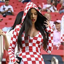 Takýto outfit nahodila sexi Chorvátka v Katare. Je aj zahalená, aj odhalená.