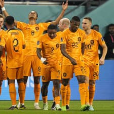 Holandský futbalista Cody Gakpo (uprostred) sa teší so spoluhráčmi po strelení úvodného gólu v zápase základnej A-skupiny Holandsko - Ekvádor na MS v katarskom meste Dauha
