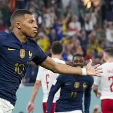 Kylian Mbappé oslavuje gól proti Dánsku