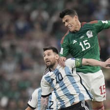 Argentínsky hráč Lionel Messi (vľavo) v hlavičkovom súboji s Mexičanom Hectorom Morenom