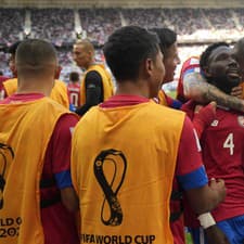 Fuller so spoluhráčmi z Kostariky oslavuje gól do siete Japonska na MS 2022