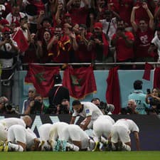 Marockí hráči oslavujú úvodný gól Abdelhamida Sabiriho.