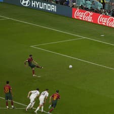 Portugalský futbalista Bruno Fernandes strieľa gól z penalty na 2:0 počas zápasu základnej H-skupiny Portugalsko - Uruguaj na majstrovstvách sveta vo futbale