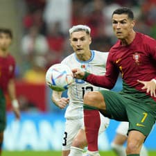 Na snímke portugalský futbalista Cristiano Ronaldo (vpravo) počas zápasu základnej H-skupiny Portugalsko - Uruguaj na majstrovstvách sveta vo futbale 