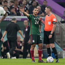 Luis Chavez (Mexiko) diskutuje s rozhodcom počas zápasu na MS 2022