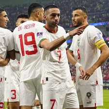 Marocký futbalista Hakim Ziyech (7) sa teší z gólu so spoluhráčmi.